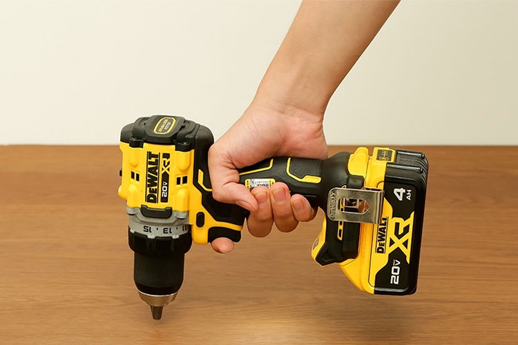 Có nên sử dụng máy khoan pin có chế độ búa? So sánh máy khoan pin có búa và không búa