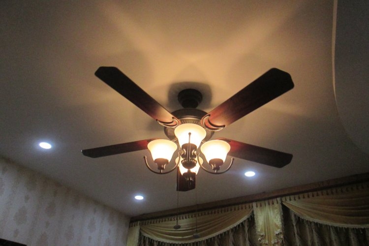 Có nên sử dụng quạt trần có đèn chùm trang trí? Đánh giá chi tiết ưu nhược điểm