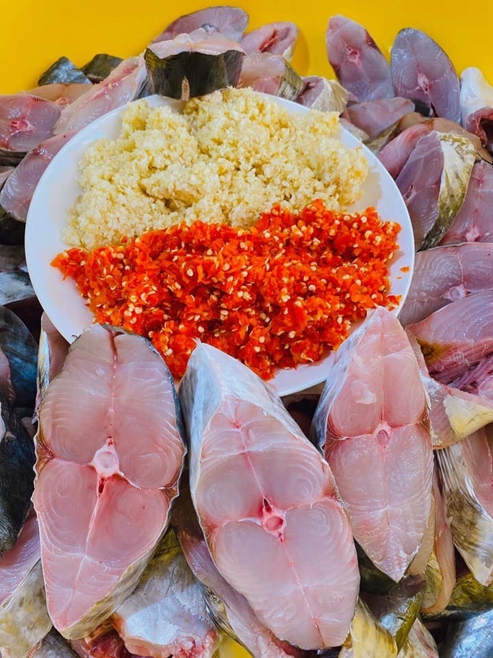 có nên ướp cá trước khi rán 2.jpg