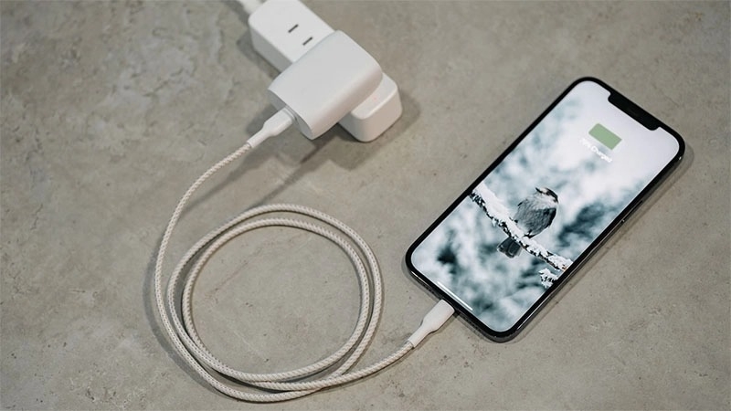 Có nên úp màn hình điện thoại xuống mặt bàn 5