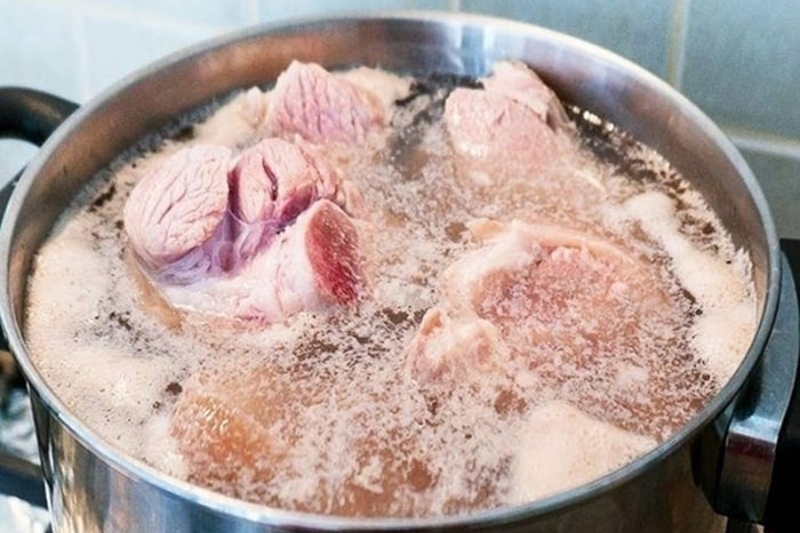 Có nên vớt bọt váng khi luộc thịt, hầm xương (hình 1)