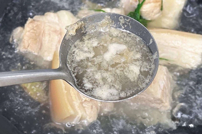 Có nên vớt bọt váng khi luộc thịt, hầm xương (hình 3)