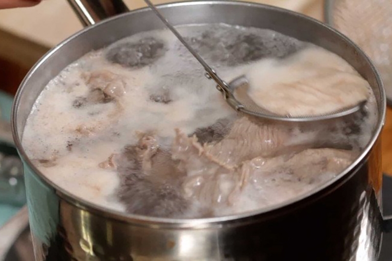 Có nên vớt bọt váng khi luộc thịt, hầm xương (hình 5)