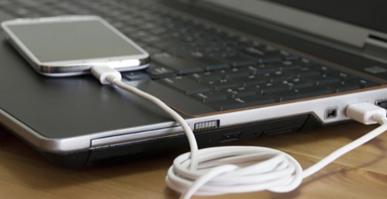 Khi nào nên dùng củ sạc thay vì laptop?