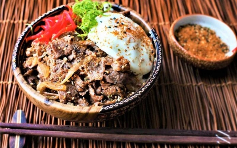 Hoàn thiện và thưởng thức cơm bò Gyudon
