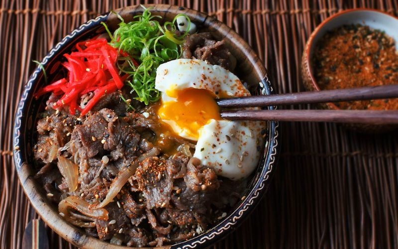 Cơm bò Gyudon là gì? Vì sao món ăn này lại được yêu thích?