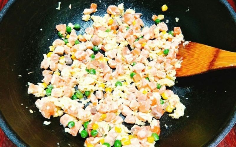 Xào nhân làm cơm chiên cá hồi