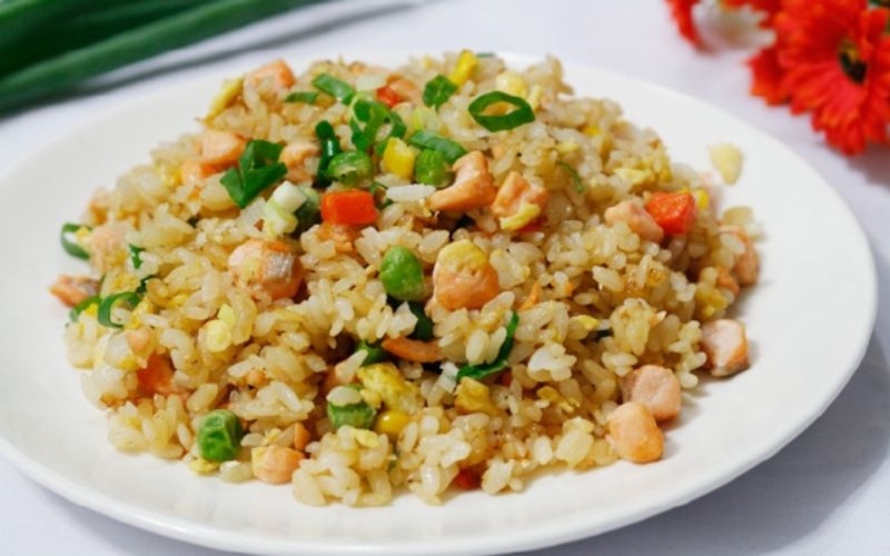 cơm chiên cá hồi 2