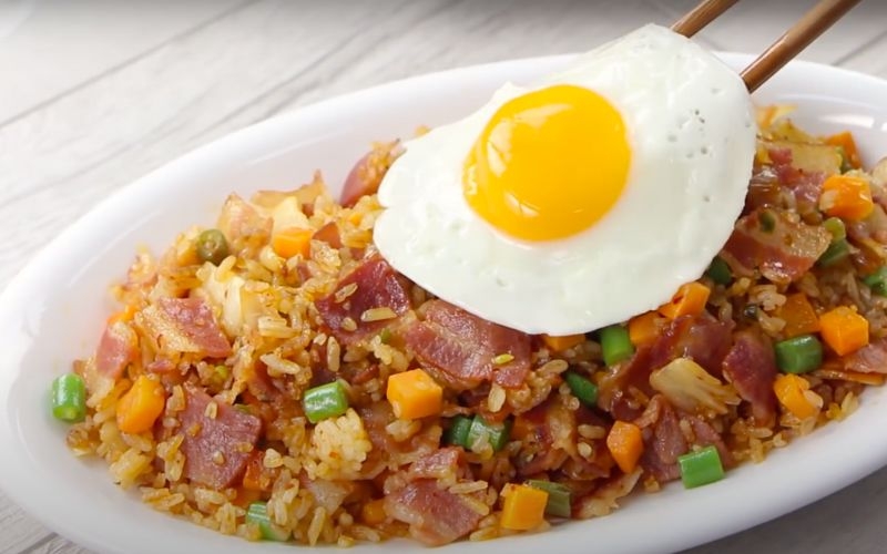 cơm chiên thịt xông khói