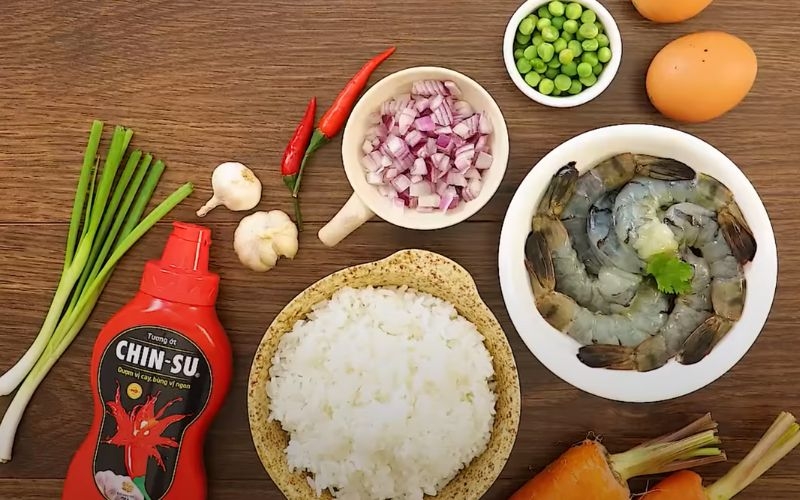 Sơ chế nguyên liệu làm cơm chiên tôm trứng
