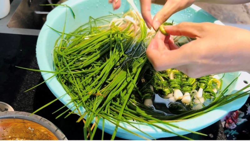 Cách làm củ kiệu cuốn lá (ảnh 1)