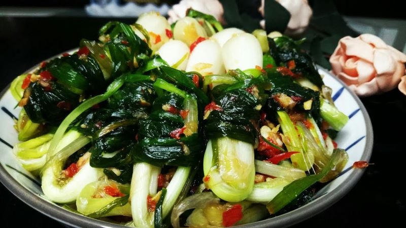 Cách làm củ kiệu cuốn lá (ảnh 5)