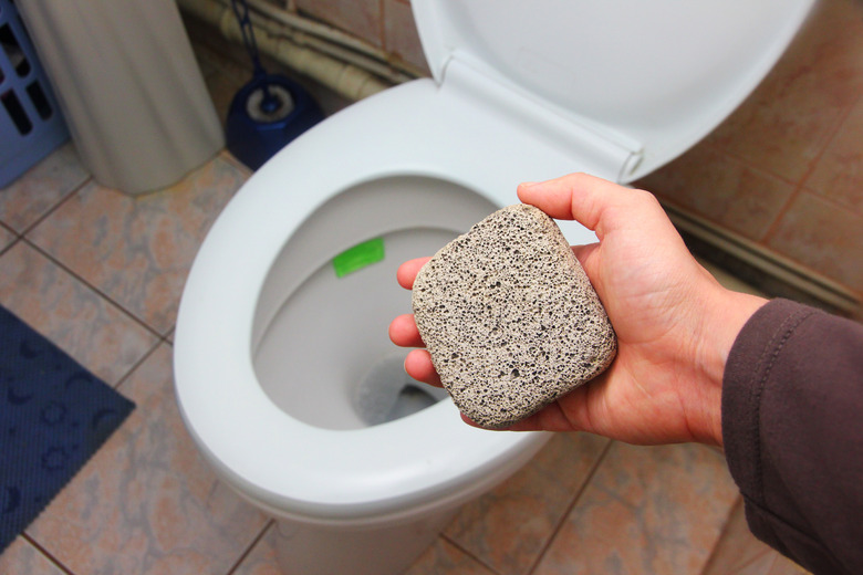 Làm sạch nhà vệ sinh và bồn cầu