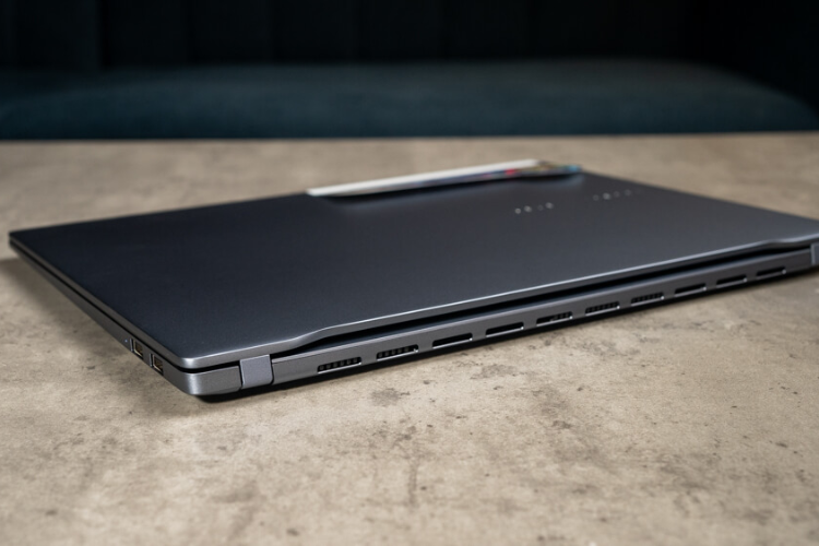 đánh giá ASUS Vivobook S 16 OLED S5606MA-MX050W 1