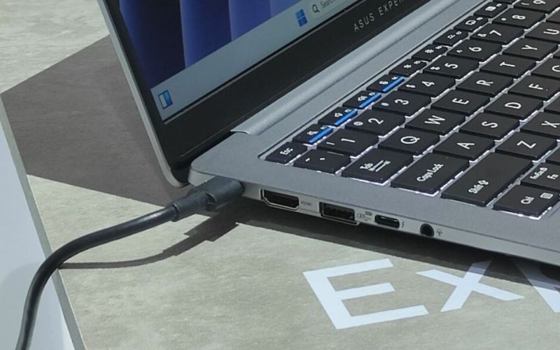 Đánh giá ASUS ExpertBook P5 (P5405) về pin, sạc