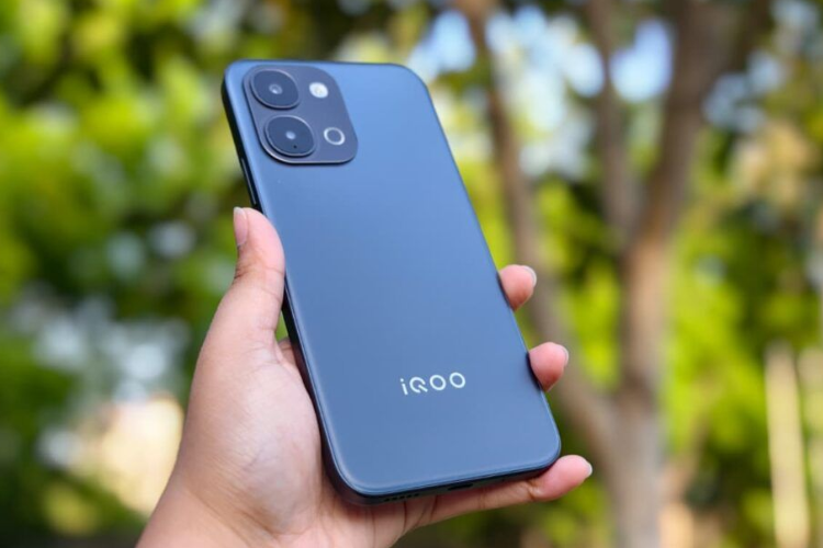 Đánh giá iQOO Z11x 12