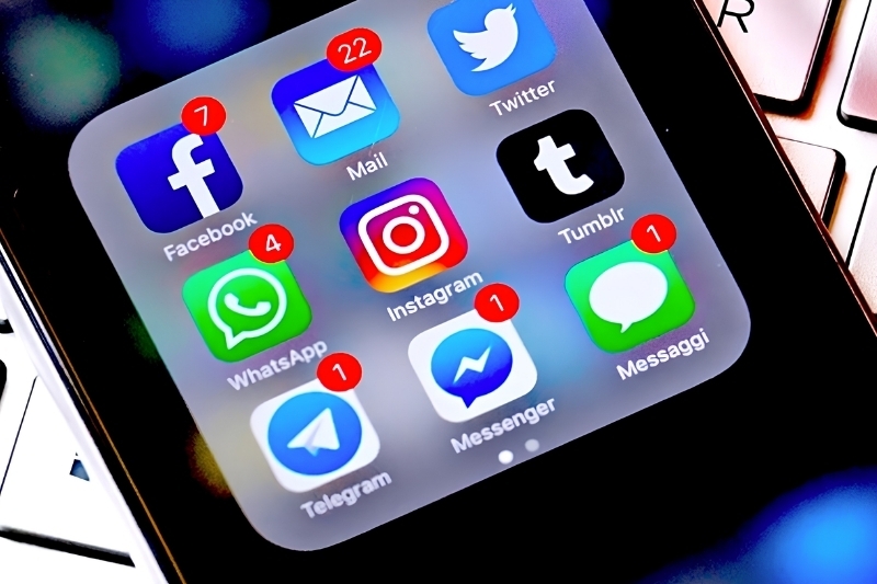 đánh giá pin iphone 15 3