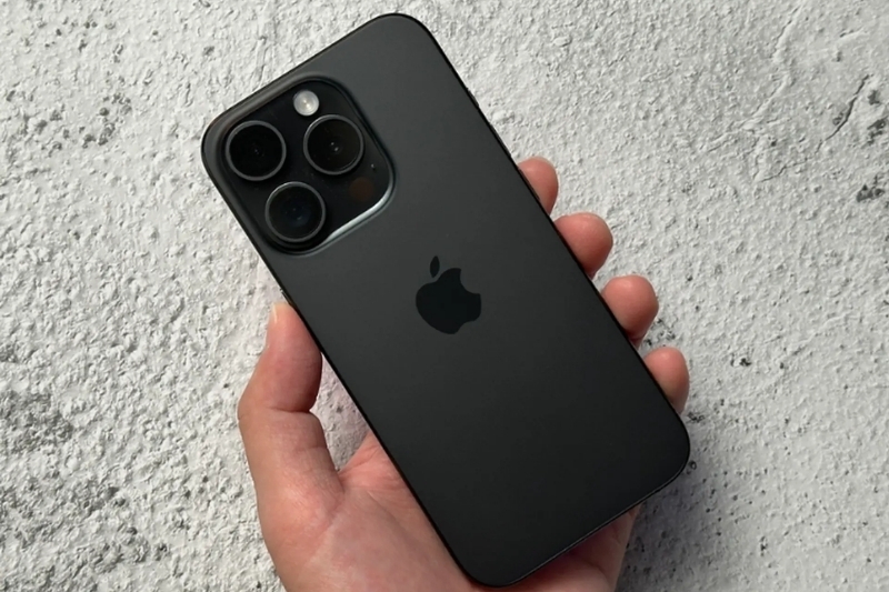 đánh giá pin iphone 15 6