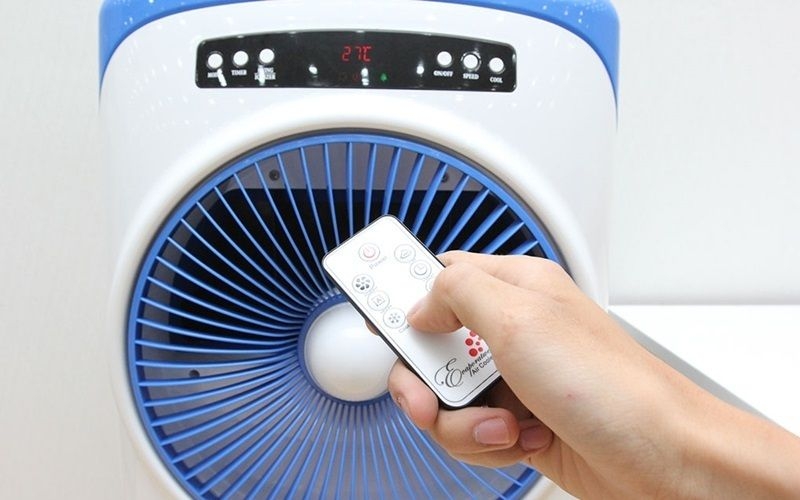 Quạt điều hòa Sunhouse SHD7710 được trang bị điều khiển từ xa