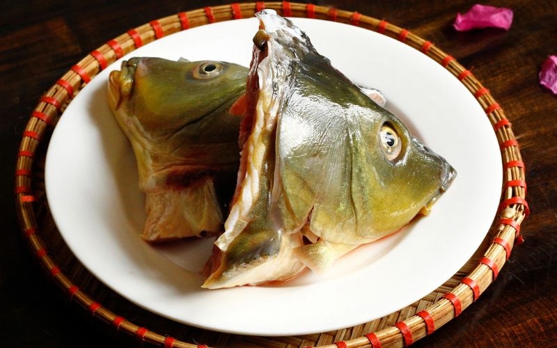 Sơ chế đầu cá nấu dưa chua