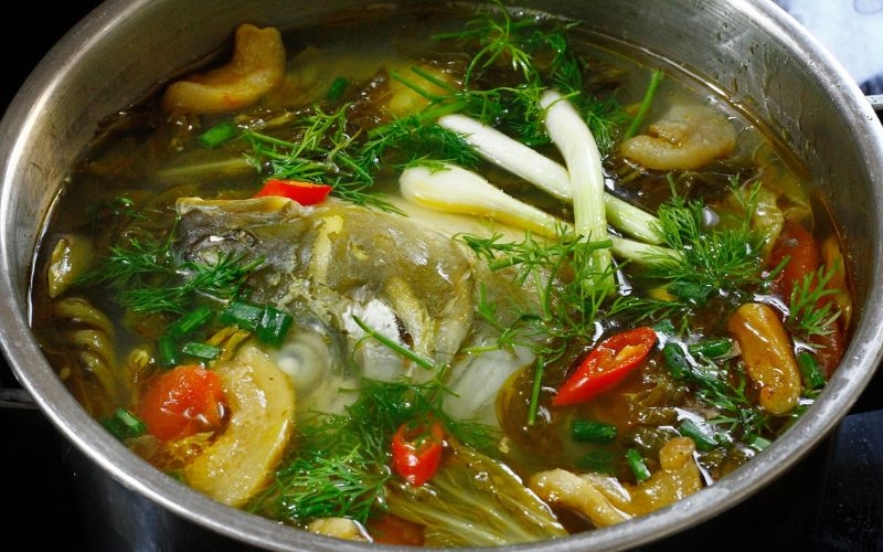 Nấu canh đầu cá dưa chua