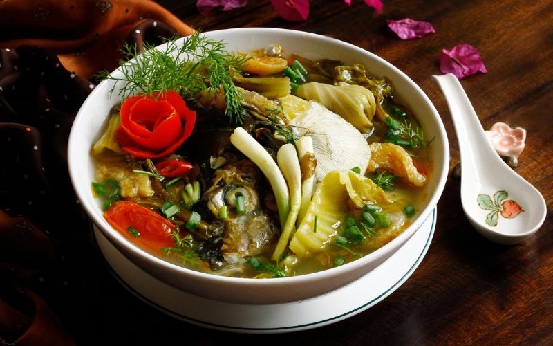 Nấu canh đầu cá dưa chua