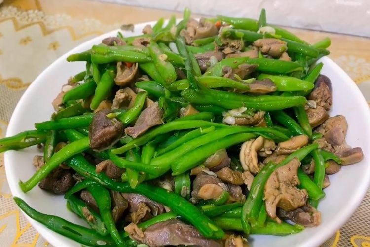 đậu que xào lòng gà 1