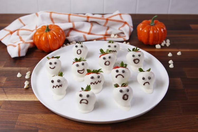 Bỏ túi cách làm dâu tây bóng ma độc đáo cho bữa tiệc Halloween thêm ấn tượng