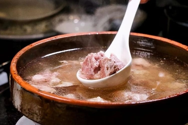 Nên đậy vung hay mở vung khi hầm xương? Bí quyết hầm xương ngon có thể bạn chưa biết