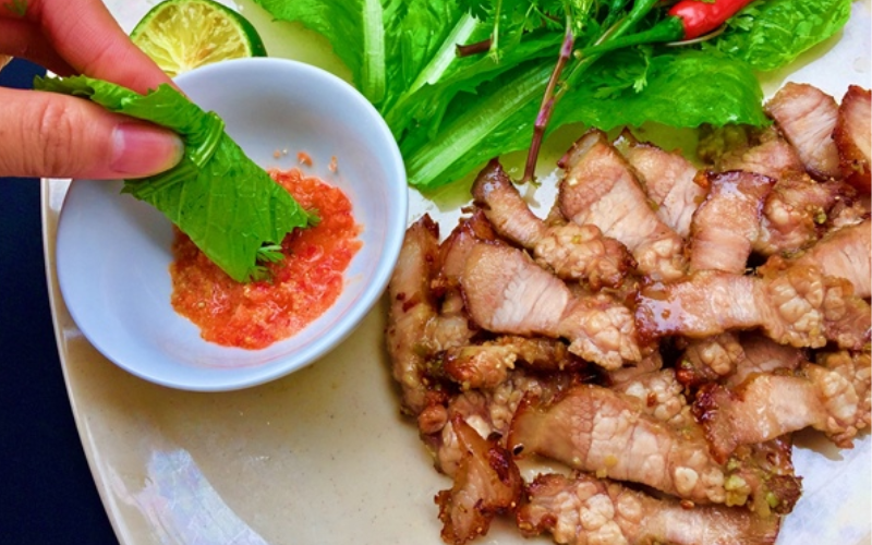 diềm heo nướng cuốn cải xanh