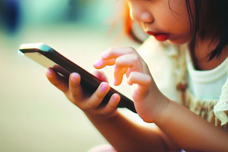 Mua điện thoại cho học sinh cấp 1