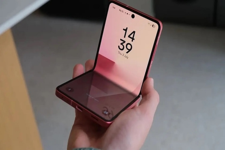 Điện thoại gập cảm giác cầm nắm có dễ chịu không 3