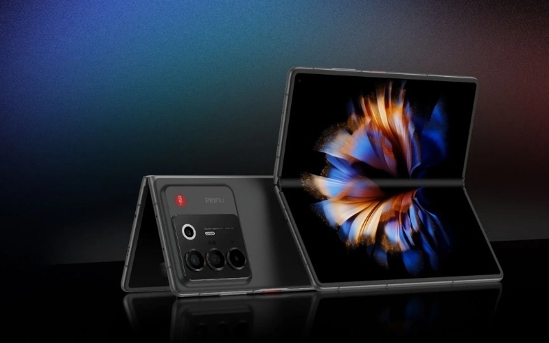 Điện thoại gập cảm giác cầm nắm có dễ chịu không 10