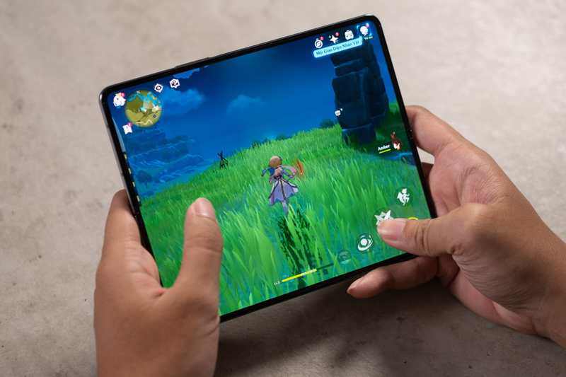 Điện thoại gập có bị nóng khi chơi game không - hình 9