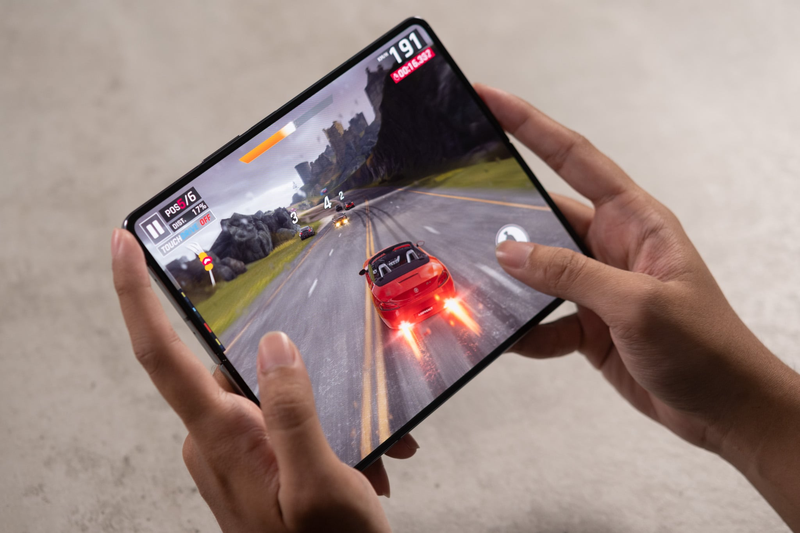 Điện thoại gập có bị nóng khi chơi game không - hình 11