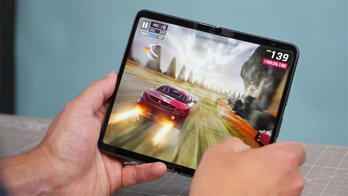 Điện thoại gập có bị nóng khi chơi game không - hình 3