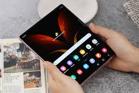Điện thoại gập có nặng tay khi sử dụng lâu không - hình 7