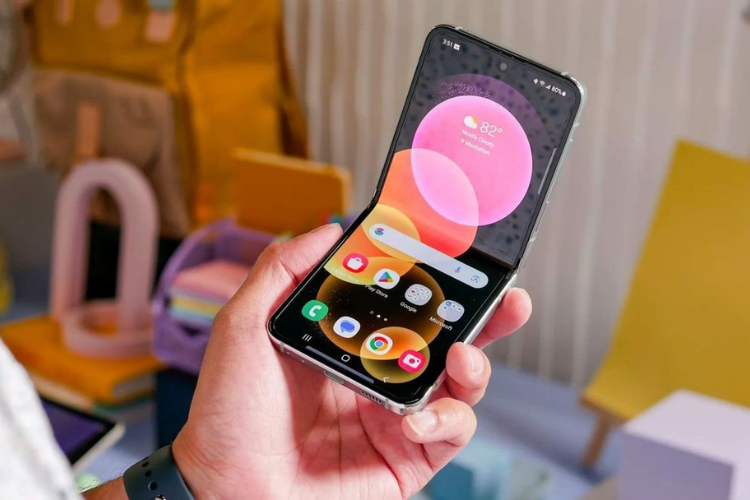 Điện thoại gập có phù hợp cho dân văn phòng không hình 2