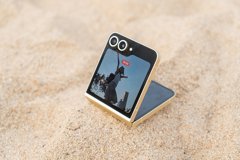 Điện thoại gập có tiện khi đi du lịch không hình 6