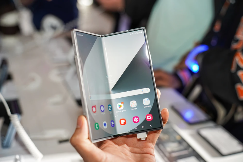 Điện thoại gập hỗ trợ 5G và esim không? - hình 8