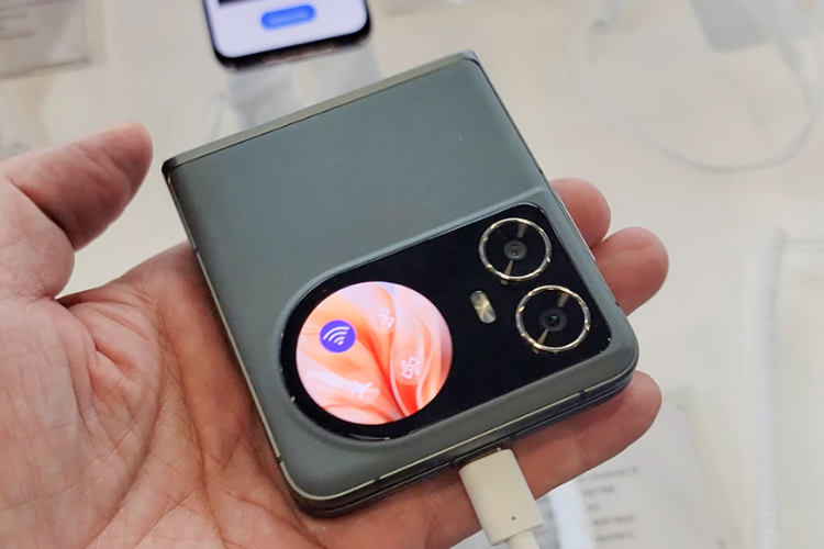 Điện thoại gập thời gian sạc đầy pin mất bao lâu hình 6