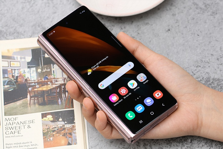 Điện thoại gập thời lượng pin khi dùng 2 màn hình là bao lâu - hình 5