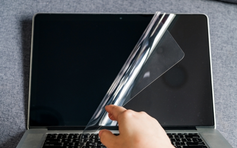 dien-thoai-may-tinh-bang-laptop-co-can-dan-man-hinh-khong.jpg