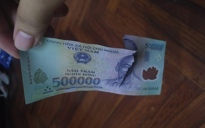 Đổi tiền rách có tốn phí không?