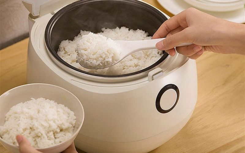 Dụng cụ làm cơm cuộn - Nồi cơm điện