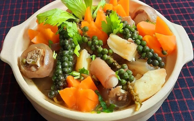 Đuôi bò hầm tiêu xanh