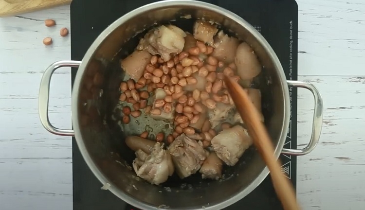 Đuôi heo hầm đậu phộng (Hình 4)