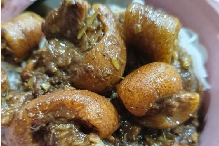 Đuôi heo nấu rựa mận (Hình 1)