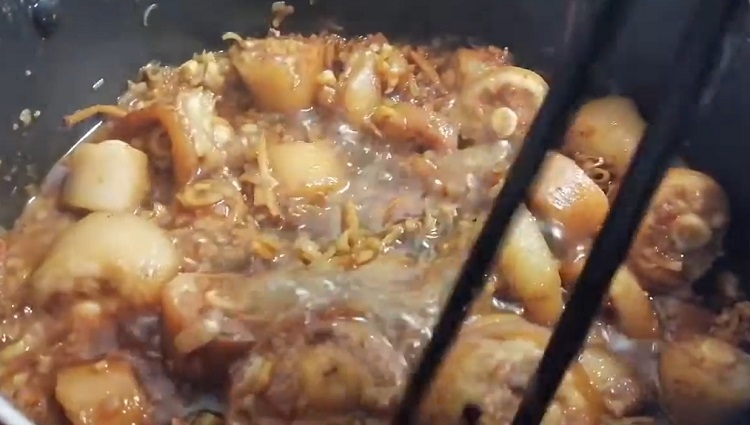 Đuôi heo nấu rựa mận (Hình 5)