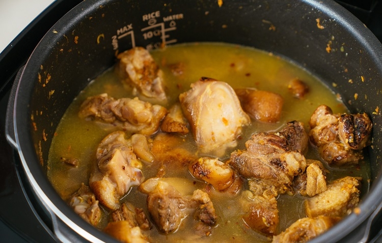 Đuôi heo nấu rựa mận (Hình 6)